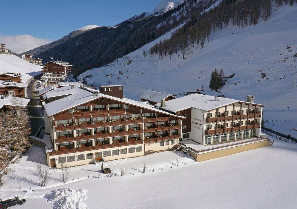 ein Hotel im Schnee auf einem verschneiten Berg in der Unterkunft Thermal-Badhotel Kirchler in Tux