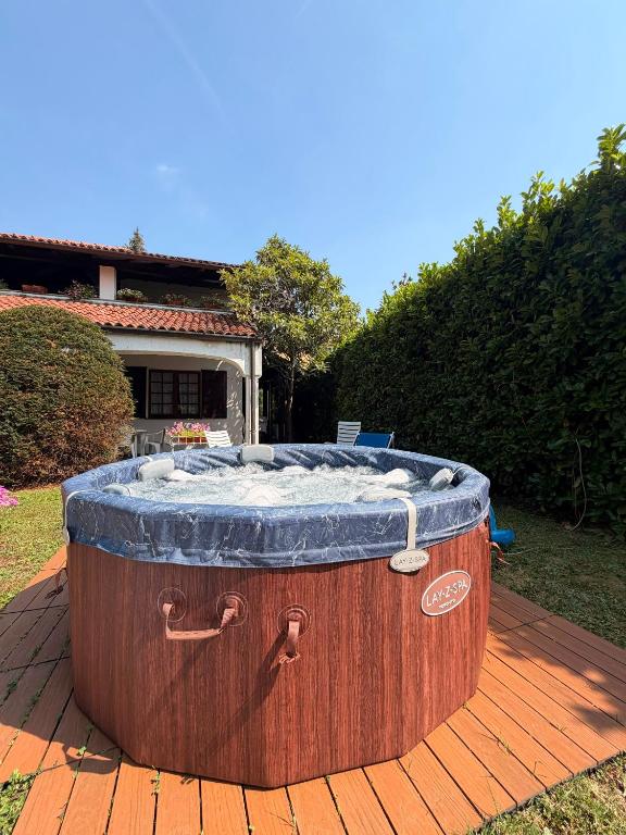 a large wooden hot tub sitting on a deck at Villa Gianna affitta camere in Inverigo