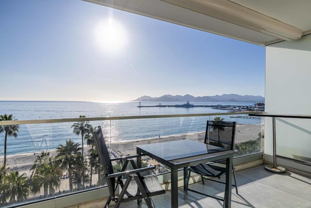 REF 1962 - Cannes Seafront - 5mins to the Palais des Festivals
