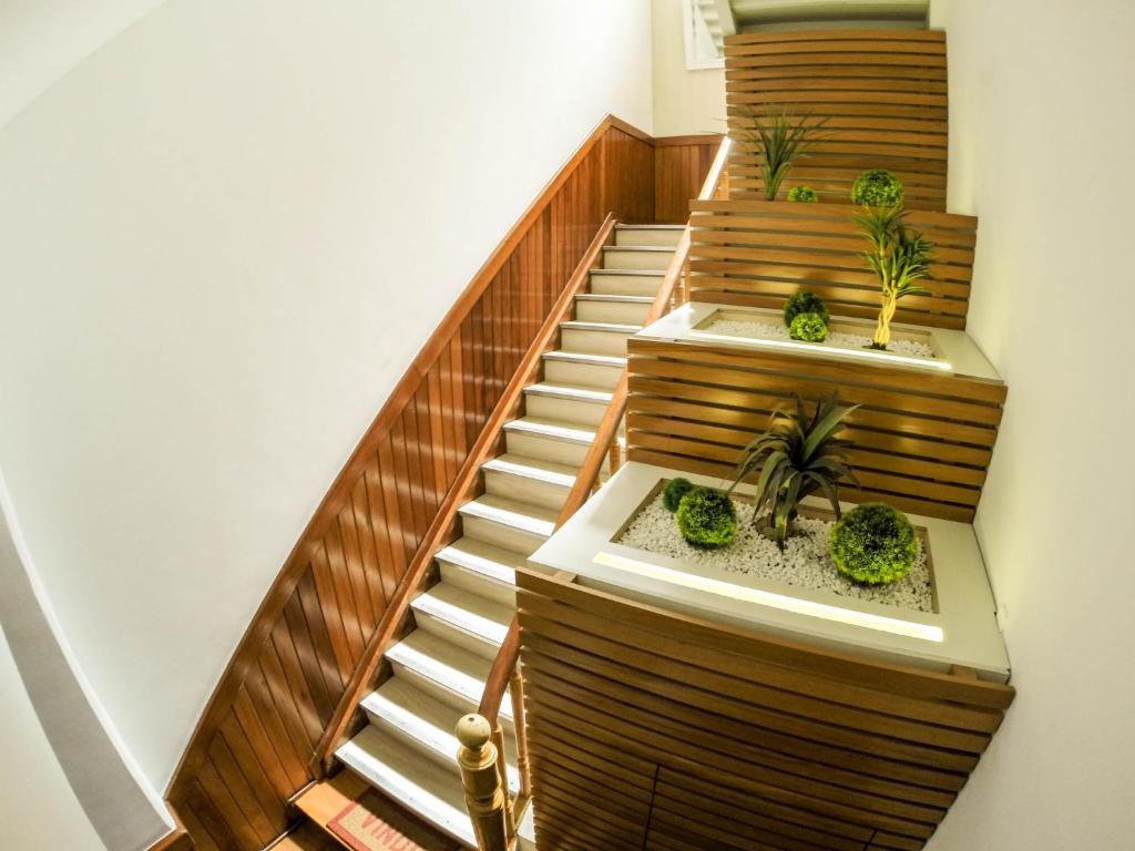 Una escalera con plantas a los lados. en Hotel Hostal (Adults Only) en Río de Janeiro