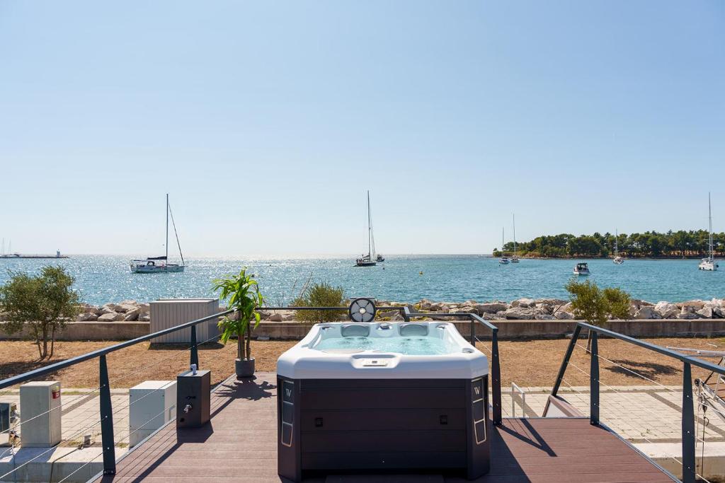 Luxury Sea House Pearl Infinity - Houseboat