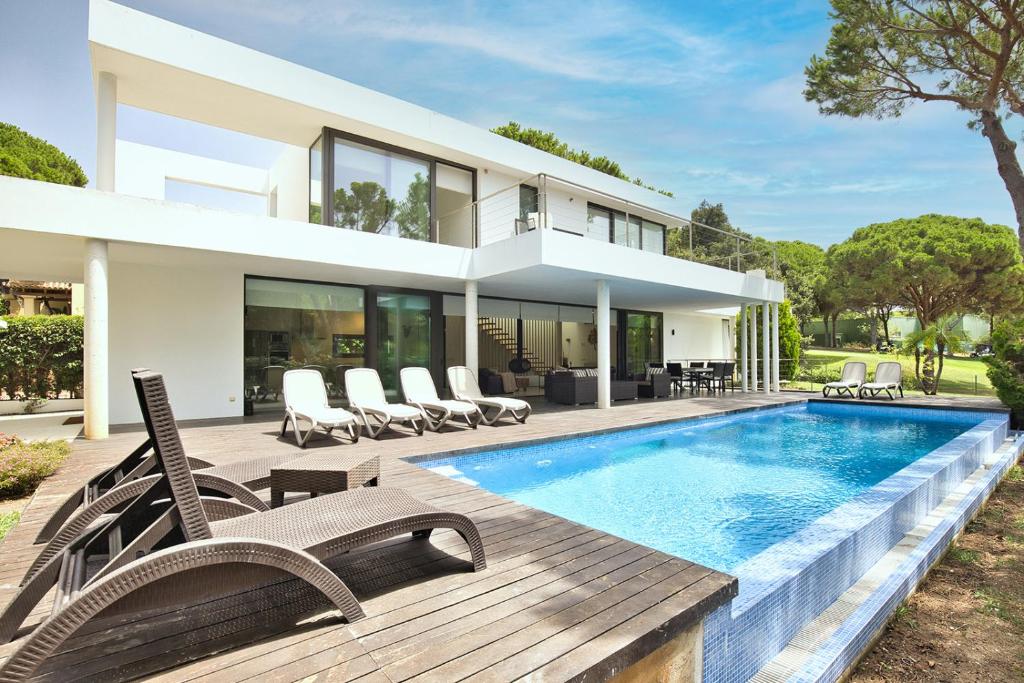 002 Stylish 5 Bed Villa With Private Infinity Pool