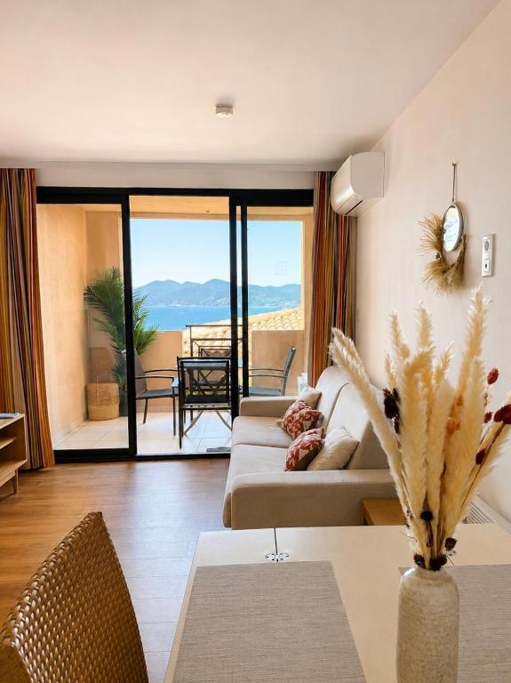Charming stay for 4, Sea view, pool in Cannes