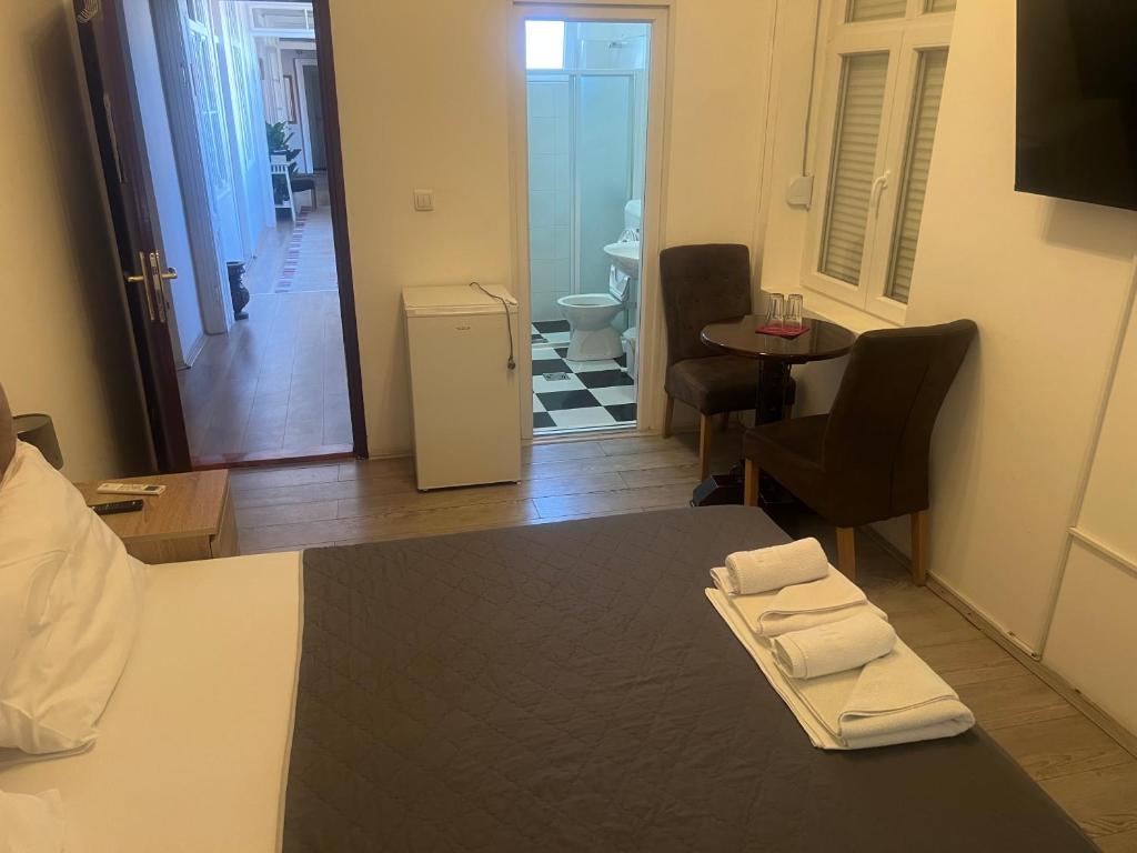 a room with a bed and a table with towels at Tabacco in Obrenovac