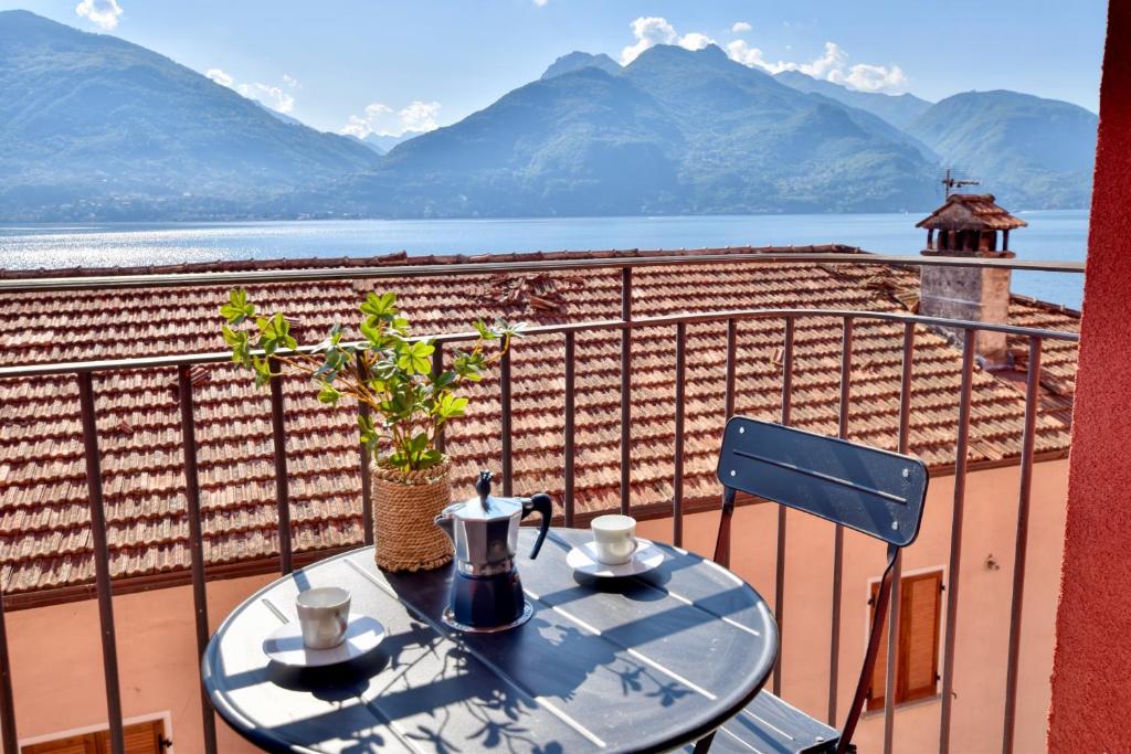 a table on a balcony with a view of the mountains at Studio Bellavista in Acquaseria