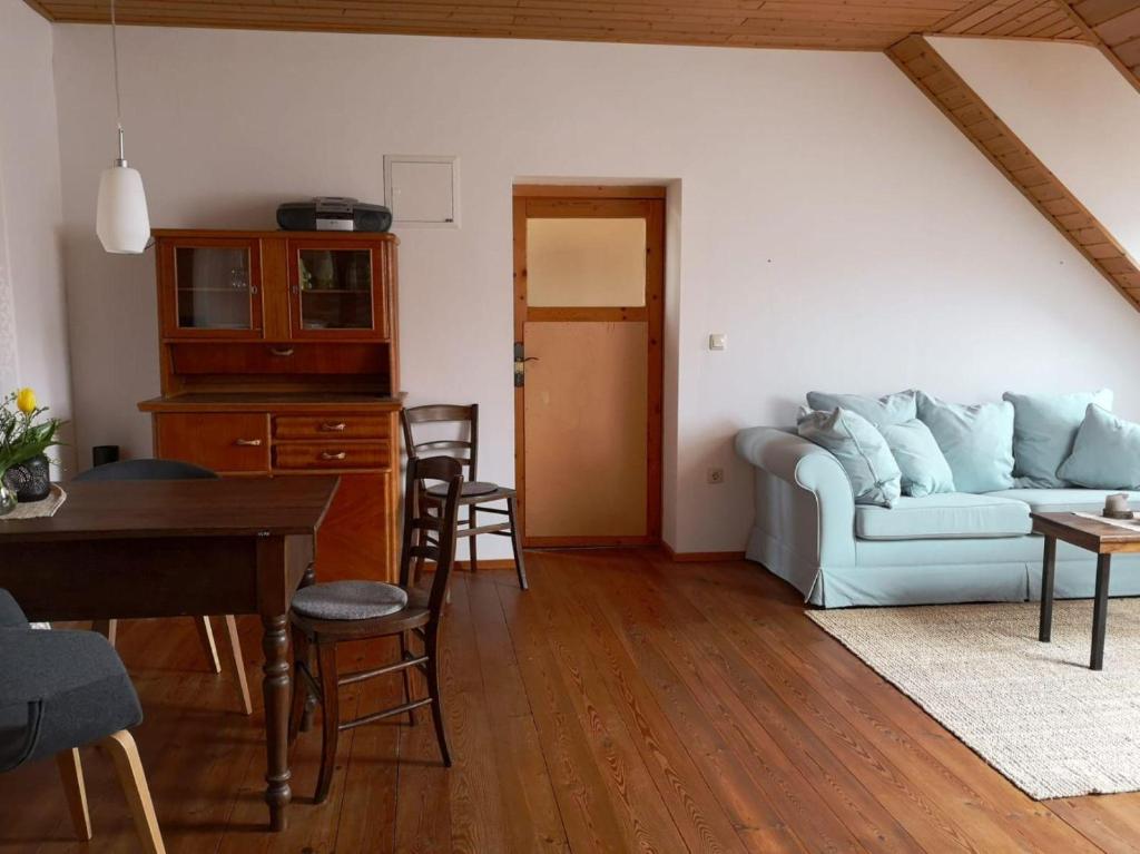 a living room with a couch and a table at Ferienwohnung Kleine Auszeit in Bastheim