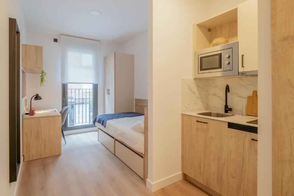 a kitchen with a bed and a sink in a room at micampus Logroño Centro in Logroño