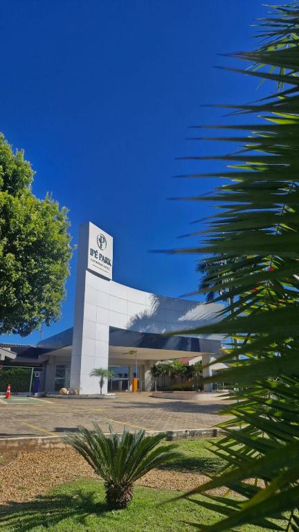 ein Gebäude mit einer Uhr an der Vorderseite in der Unterkunft IPÊ PARK Convention Hotel in Sao Jose do Rio Preto