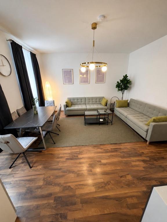 Spacious Garden Apartment 2 Bedrooms Private Terrace Near Metro