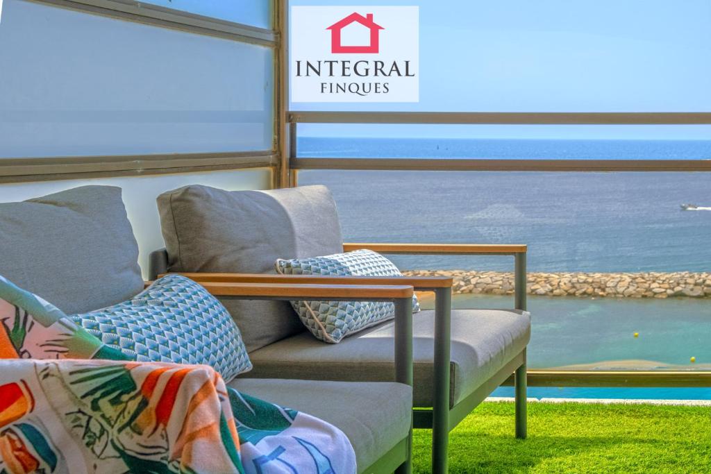 a room with two chairs and a view of the ocean at La Braveta in Sant Antoni de Calonge