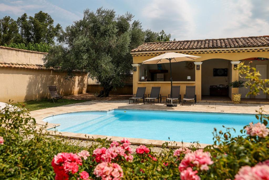a swimming pool in front of a house at Maison de campagne mas Célestin in Camaret-sur-Aigues