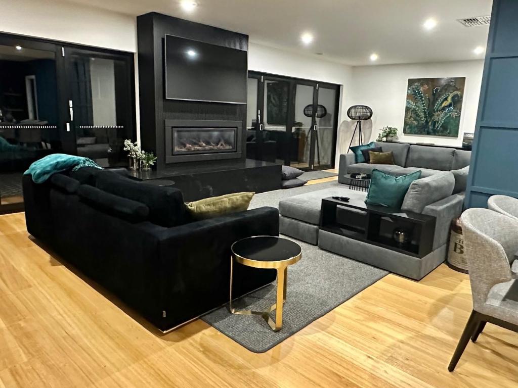 BADGER HOUSE - 4 Bed, 4 Bath, Stunning Entertainer plus Fire - 