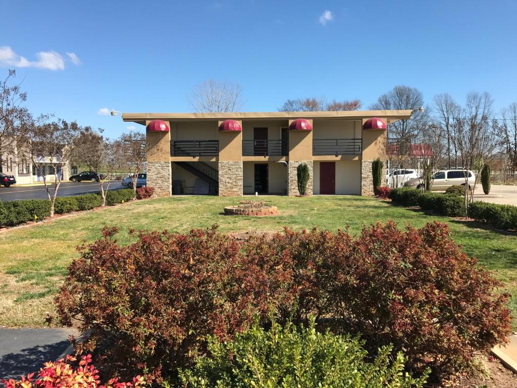 a house with a lawn in front of it at Royal Regency Inn in Rock Hill