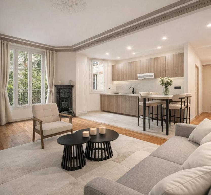 Fabulous property near Pantheon with lift