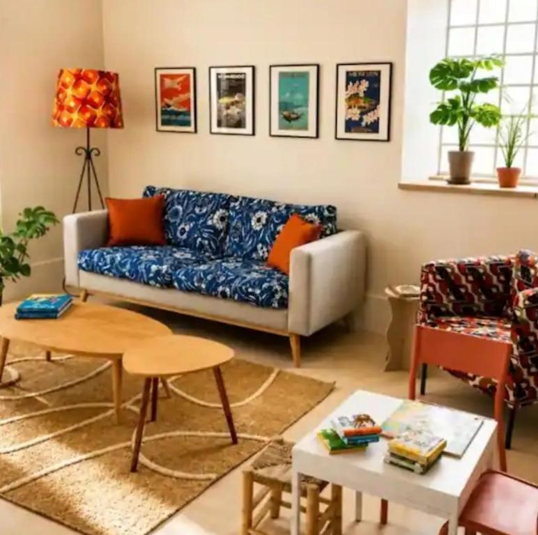 a living room with a couch and a table at Grand gîte convivial proche de Dijon in Marey-sur-Tille