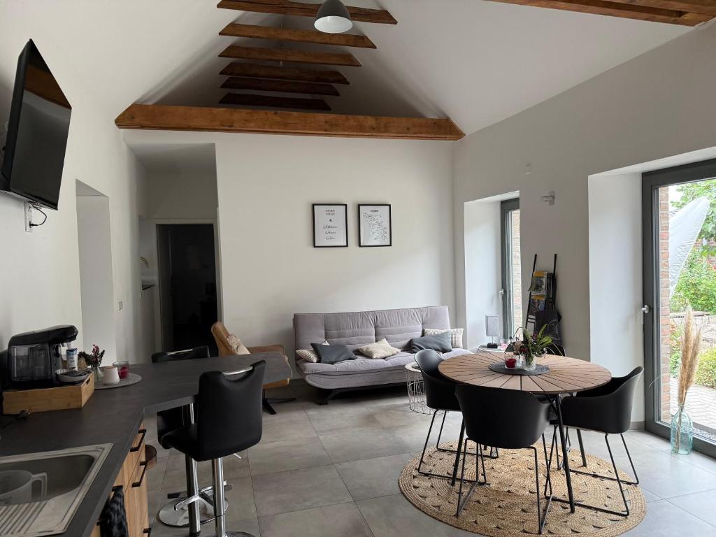 a kitchen and living room with a table and chairs at Ferienwohnung Lindenglück in Uedem