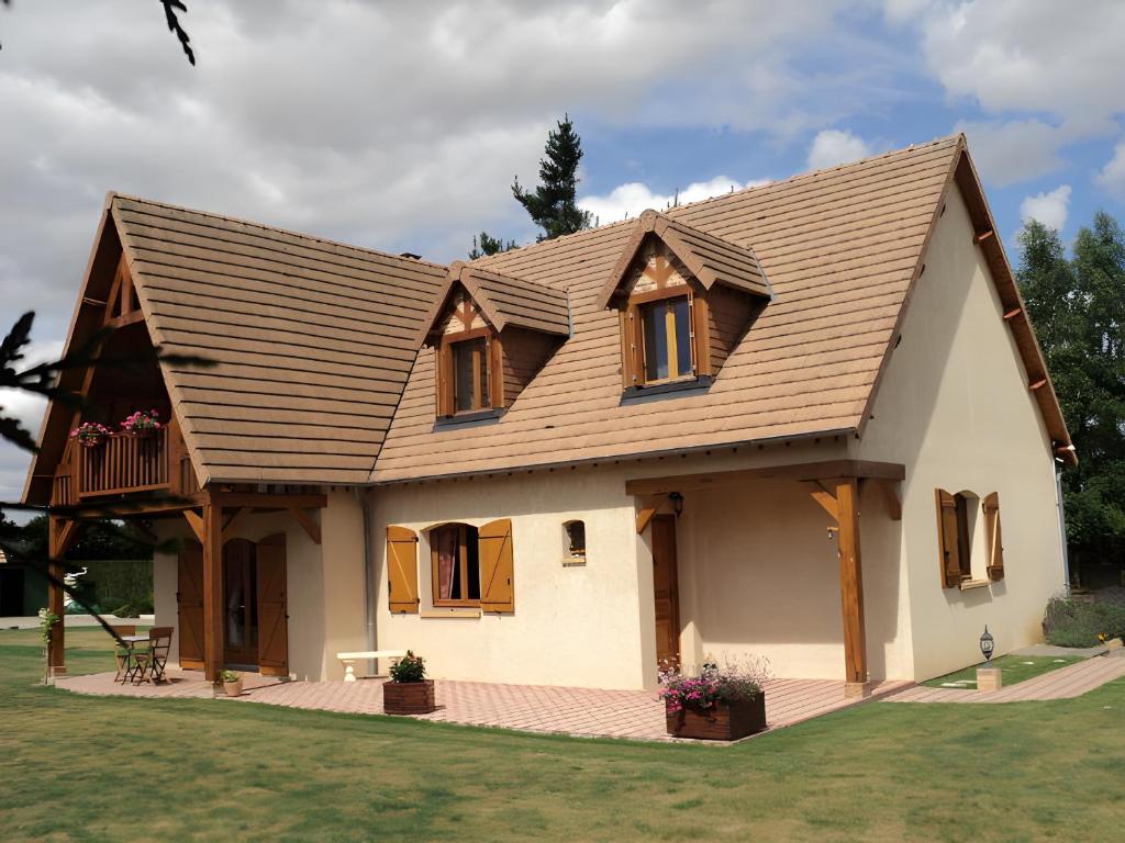a house with a gambrel roof at Le Logis Du Mesnil 