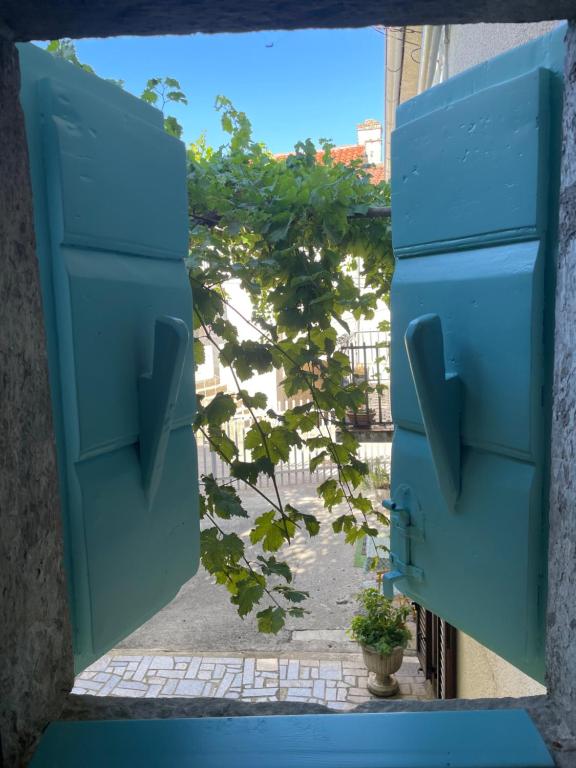 ein offenes Fenster mit Blick auf einen Innenhof in der Unterkunft Nona Katica in Boljun
