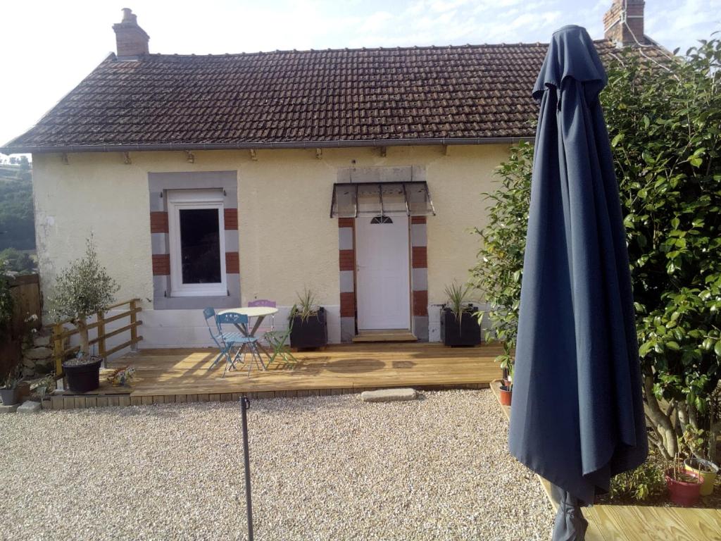 a blue umbrella in front of a small house at Le relais de la mine in Champagnac