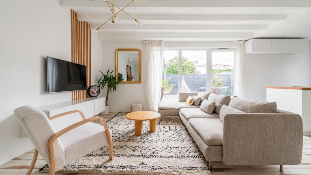 a living room with a couch and a table at Les clos des Aviateurs in Strasbourg