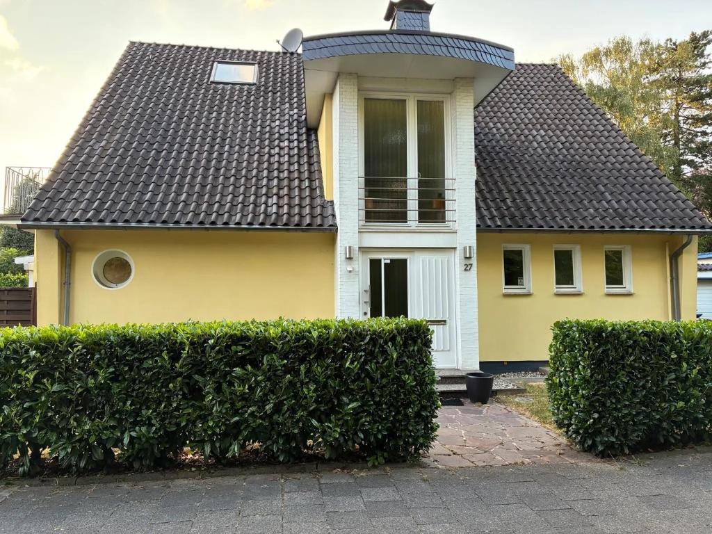a yellow house with a black roof at Studio Mel in Mülheim an der Ruhr
