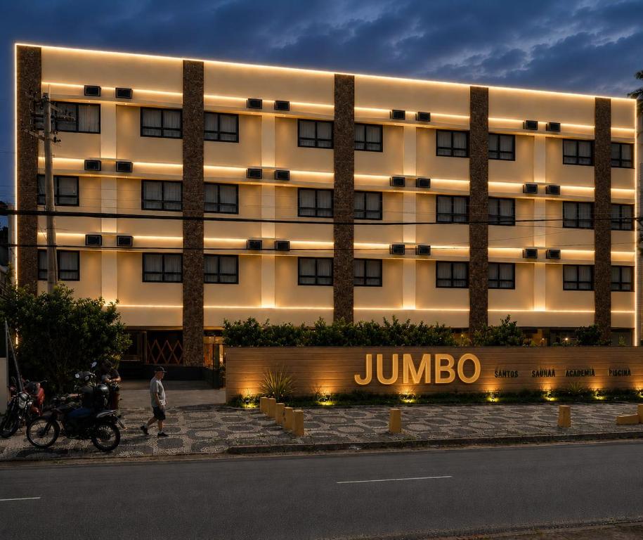 ein großes Gebäude mit einem Jumanji-Schild davor in der Unterkunft Jumbo Hotel in Rio de Janeiro
