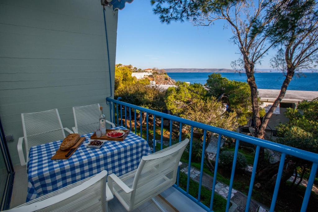 スーニオにあるSounio Sea Viewのテーブルと椅子、海の景色を望むバルコニー