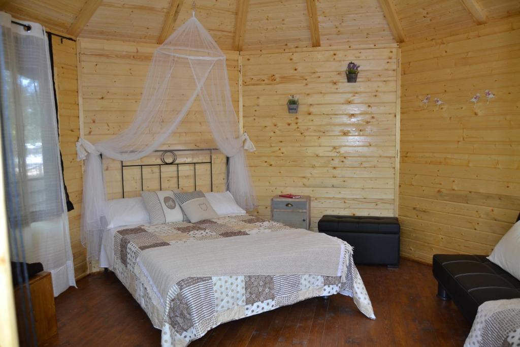 A bed or beds in a room at Càmping l'Alguer