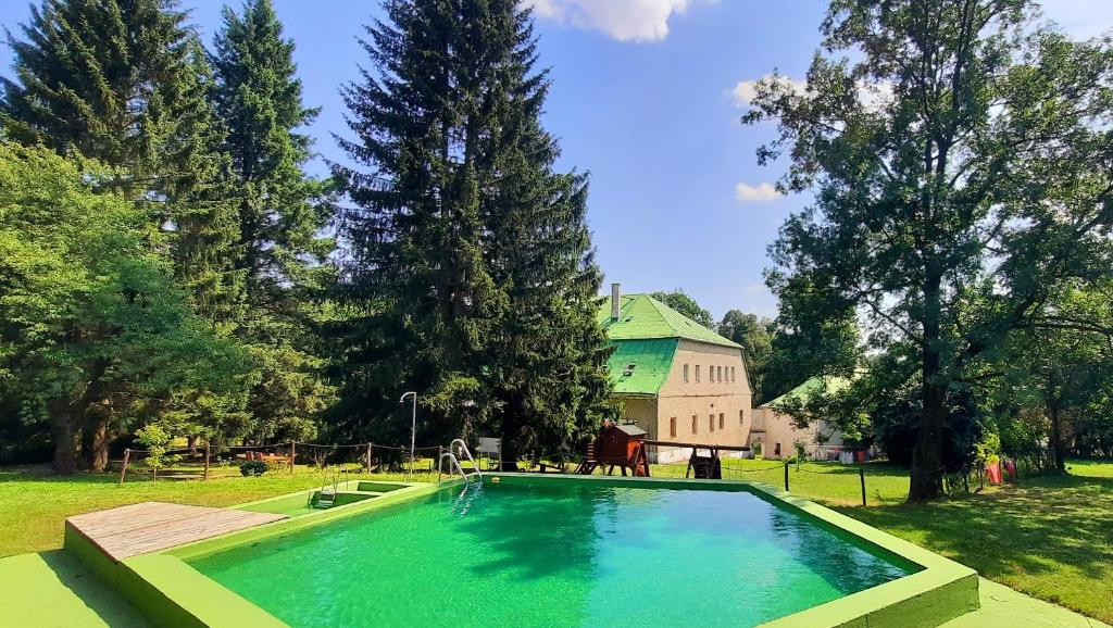 a large swimming pool in front of a building at Lesny Dwór w Górach Sowich in Wolibórz