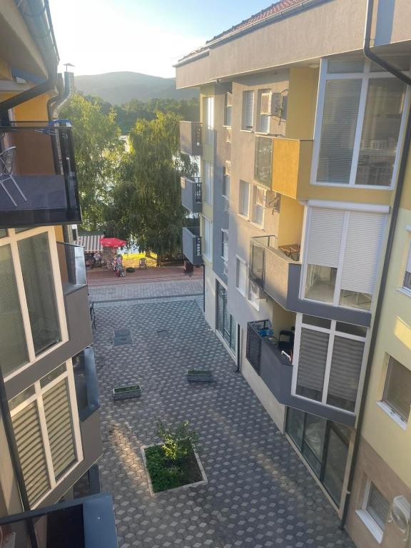 an overhead view of a courtyard between two buildings at Romantika 4 in Veliko Gradište
