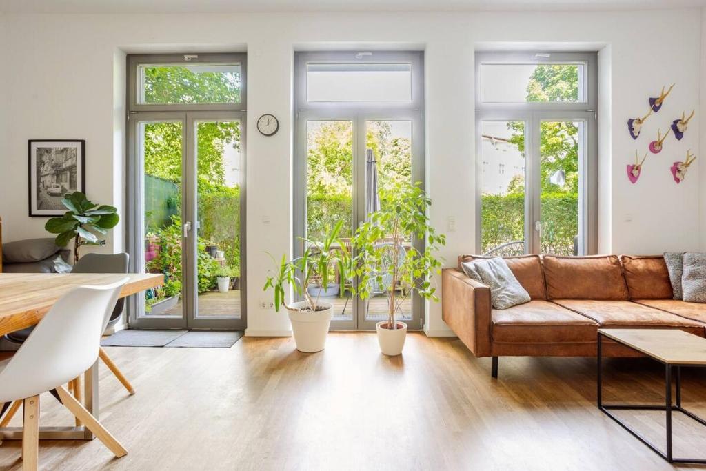 a living room with a couch and some plants at Helenas place in Berlin