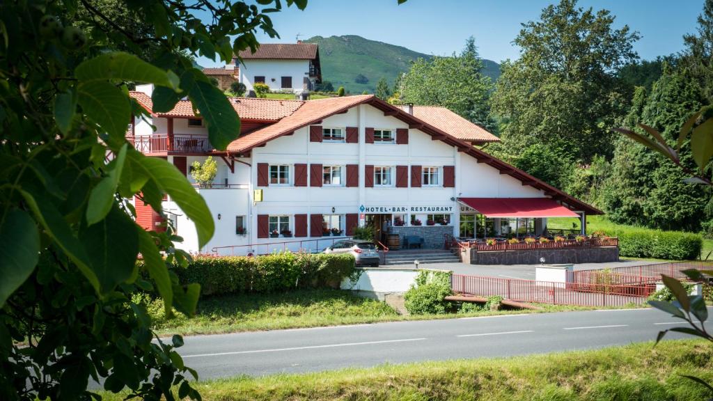 Nespecifikovaný výhled na hory nebo výhled na hory při pohledu z hotelu