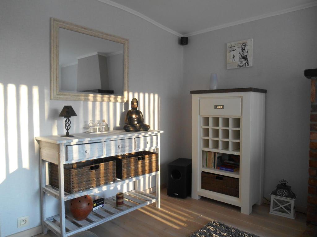 デュルビュイにあるTi Bougの本棚と鏡付きの部屋