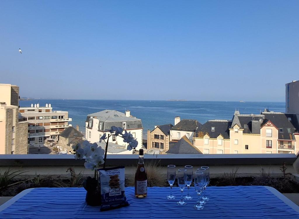 Duplex Saint Malo, front de mer, vue mer, plage, parking avec borne de recharge