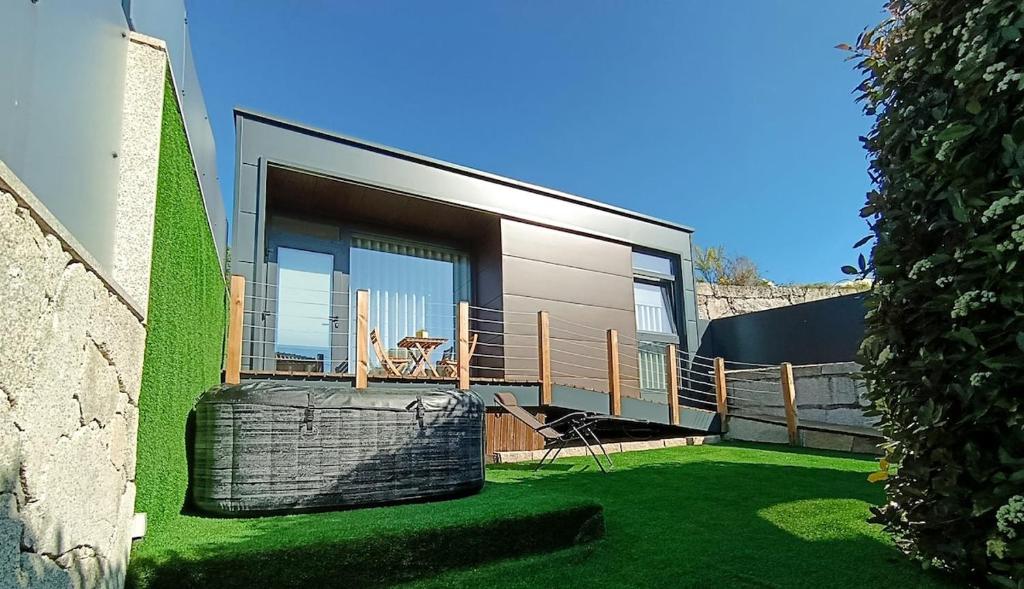 a house with a yard with green grass at Refúgio D'Aguiar in Aguiar da Beira