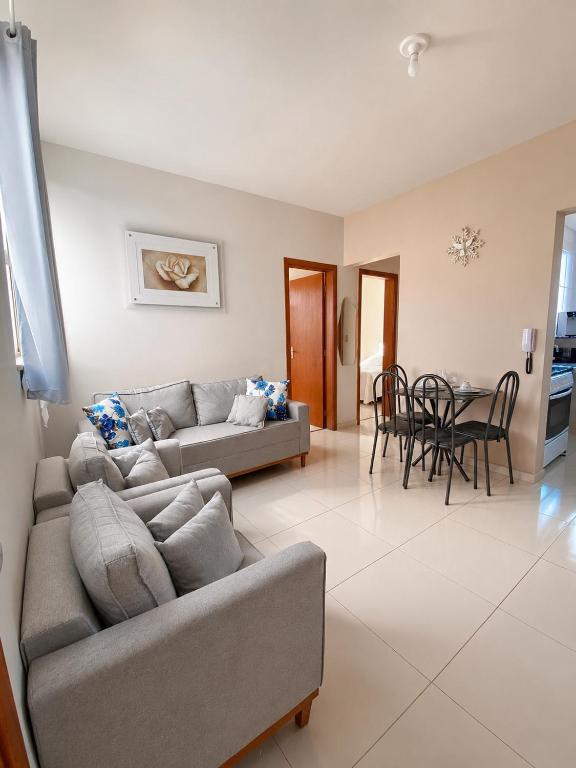 a living room with a couch and a table at Apto Aconchego no Coração de Capitólio condomínio residencial in Capitólio