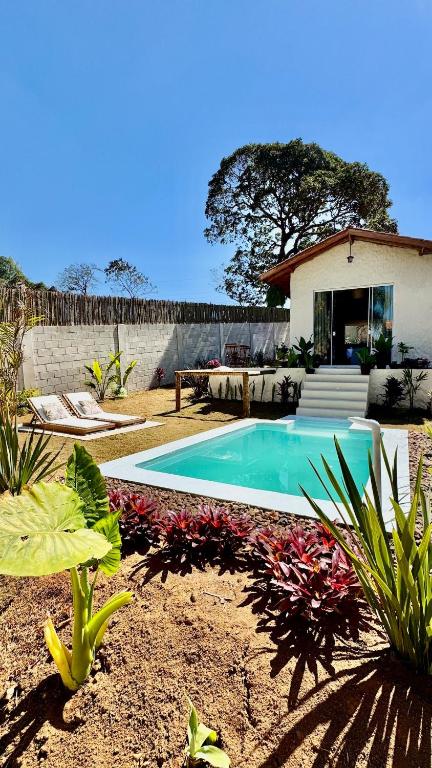 a swimming pool in the yard of a house at EcoRefúgio Verde - iUna in Ibiúna