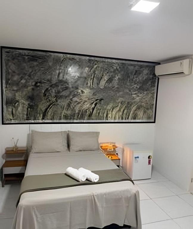 a bedroom with a bed with two towels on it at Abaíra Serra Azul Lofts 1 - Orla - Centro in Petrolina