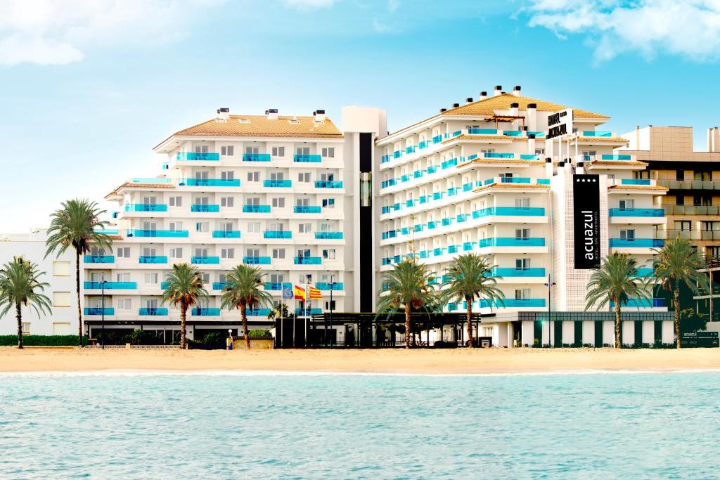 een groot hotel aan het strand naast het water bij Aparthotel Acuazul in Peñíscola