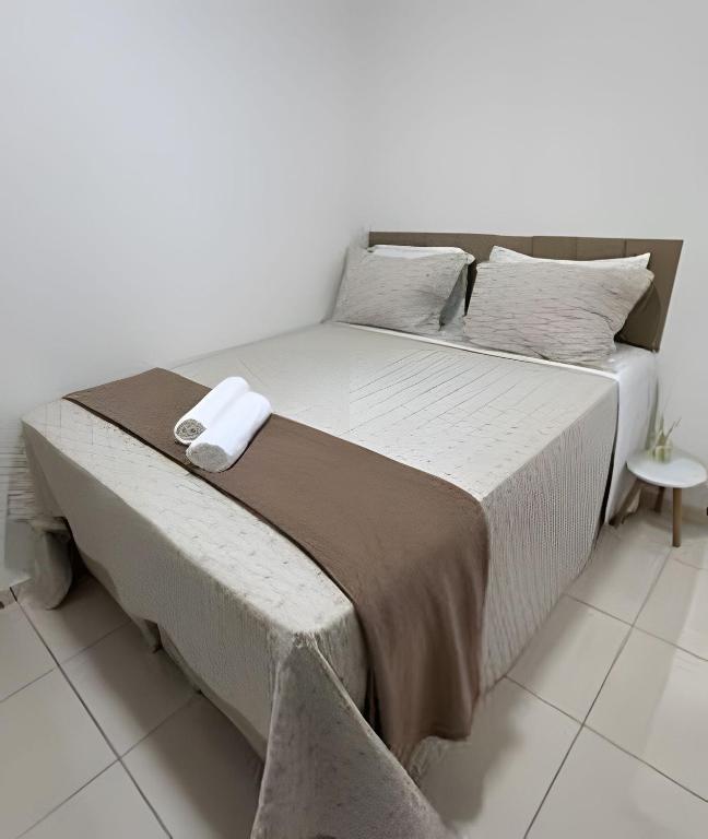 a bedroom with a large bed with a pillow on it at Abaíra Serra Azul Loft 5 - Orla - Centro in Petrolina