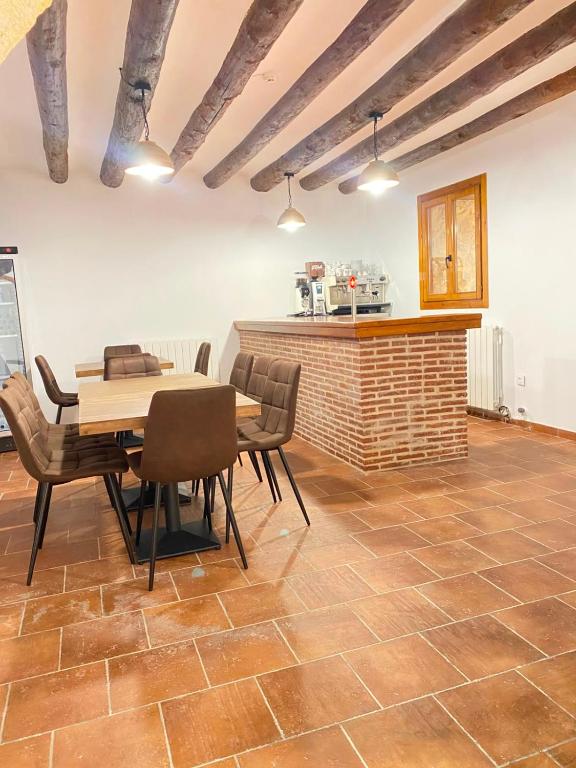 a kitchen and dining room with a table and chairs at Hotel Casa Manolet 