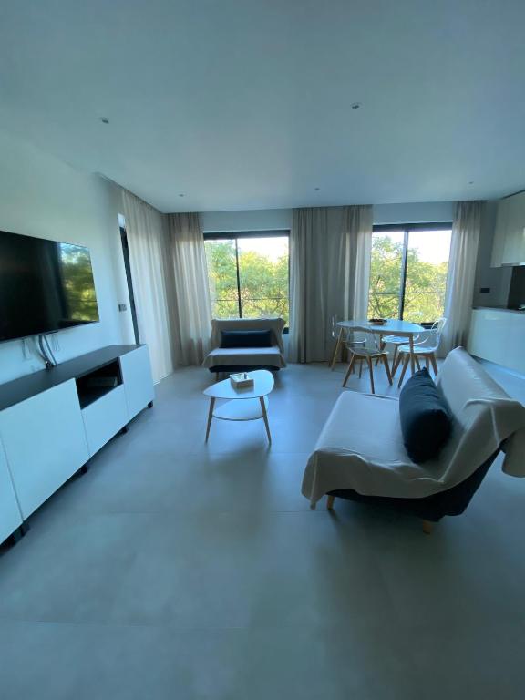 New 1-Bedroom Apartment with Pool Near the Beach