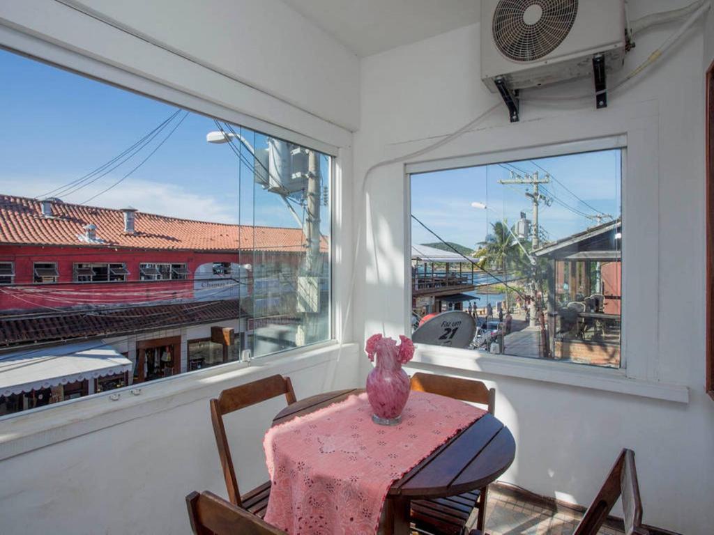 comedor con mesa y ventana en Apartamento Rua das Pedras Búzios, en Búzios