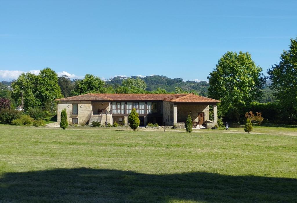a house in a field with a large yard at Quinta de Linhares in Oliveira