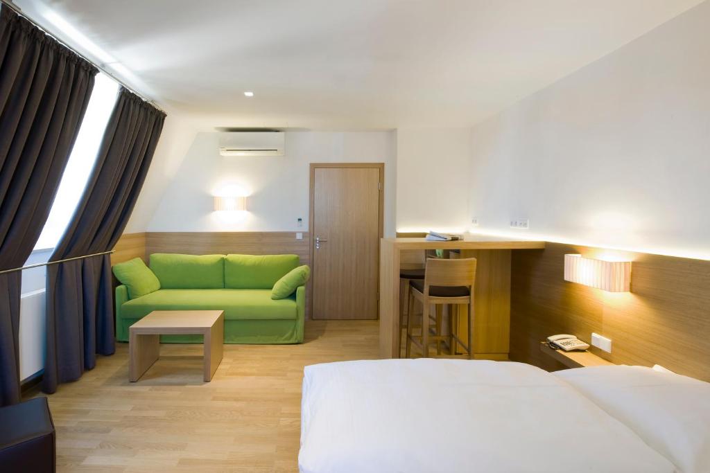 Postel nebo postele na pokoji v ubytování Hotel Thalmair