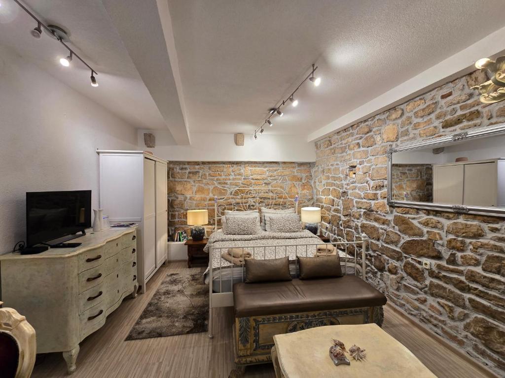 BELLA STONE Studio in Old town