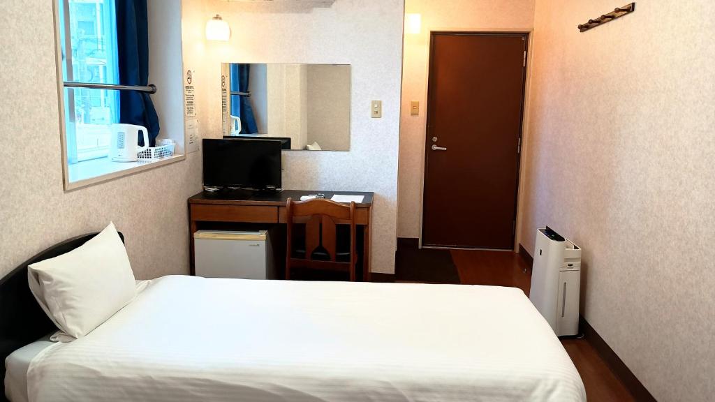 a hotel room with a bed and a television at Hotel-澄Sumi-波の上ビーチ徒歩5分 in Naha