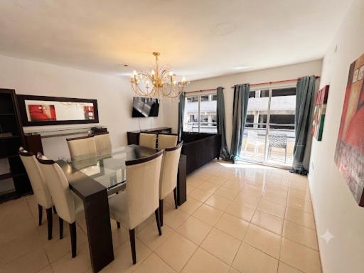 a dining room with a glass table and chairs at Moderno dpto céntrico CNH in Santiago del Estero