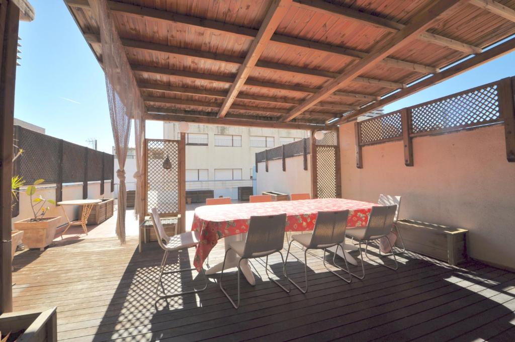 un patio con mesa y sillas en una terraza en Apartament Duplex Llaverias, en Lloret de Mar