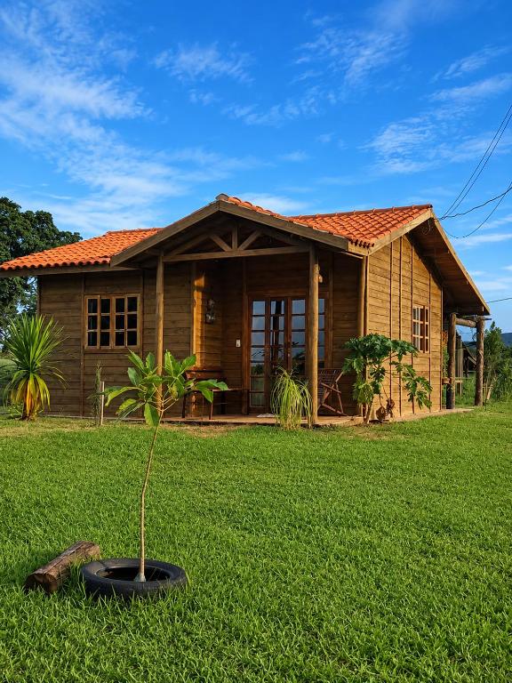 a small tree in front of a house at Chalé Recanto da Cuesta in Botucatu
